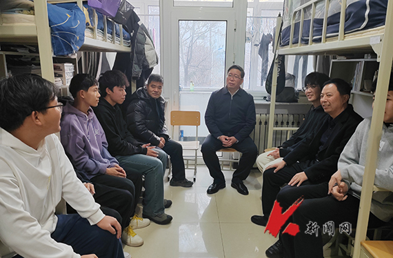 乐竞·体育(中国)官方网站校长胡军深入对接寝室走访慰问